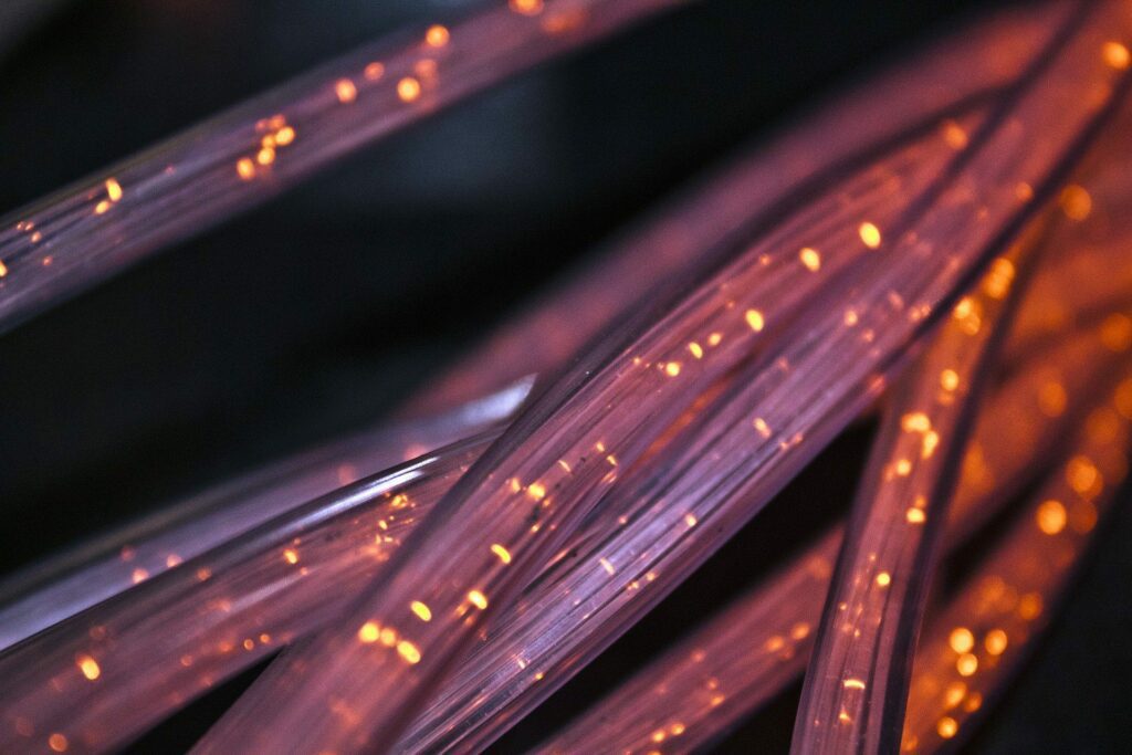 Cables de fibra óptica con pulsaciones de luz que representan miles de mensajes que se transmiten a través de la conexión a internet